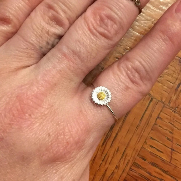 Beautiful Sterling Silver .925 Daisy Thin Ring SZ 8.75 - Picture 2 of 3